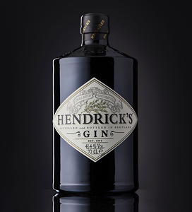 Europa – Hendrick’s: Die Apotheker-Flasche stellt die medizinische Vergangenheit des Gins dar und ist als einzigartige und besonders hochwertige schwarze Glasflasche umgesetzt worden.
