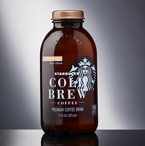 Nordamerika - Pepsi/ Great American Coffee Partnership: Unterwegs konsumiert – und verpackt in einer kunstvoll gestalteten kompakten, bernsteinfarbenen, stämmigen Flasche. Gravuren veranschaulichen das Erbe und die Handwerkstradition.