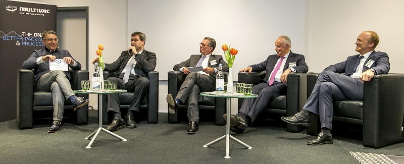 Diskussion zur fortschreitenden Digitalisierung (v.l.n.r.): Ulrich Hagemeier (Redaktionsleiter Allgäu bei der Allgäuer Zeitung), Dr. Markus Söder (bayerischer Finanz- und Heimatminister sowie designierter bayerischer Ministerpräsident), Christian Traumann (geschäftsführender Direktor und CFO bei MULTIVAC), Gerhard Pfeifer (geschäftsführender Gesellschafter der PFEIFER Seil- und Hebetechnik GmbH), Christian Skala (Vorstandsvorsitzender der SCALTEL AG)