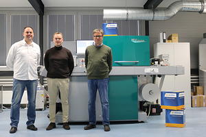 Die PicoColour am Standort Bensheim von Dantex Deutschland. Im Bild (von links): Peter Schlösser und Peter Harms (beide Dantex), sowie Timo Kerilahti von Herma.