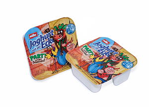 Auch die Molkerei Alois Müller setzt die TLM-Technologie für die Sekundärverpackung seiner Produkte, wie dem „Joghurt mit der Ecke“ ein. Die auf der Anuga FoodTec präsentierte Maschine verpackt den „Joghurt mit der Ecke – Mini“ für Kinder in Mixpacks.