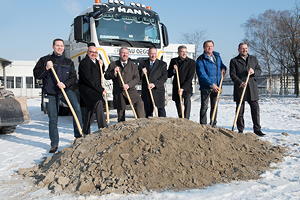 Spatenstich für das Bildungszentrum der KIEFEL GmbH
v.l.n.r. Stefan Stachelscheid (Facility Manager, Kiefel), Dr. Bernd Stein (COO, Kiefel), Josef Flatscher (Bürgermeister der Stadt Freilassing), Thomas J. Halletz (CEO, Kiefel), Peter Eisl (CFO, Kiefel), Roland Richter (Architekt), Helmut Strecha (Produktionsleiter, Kiefel)