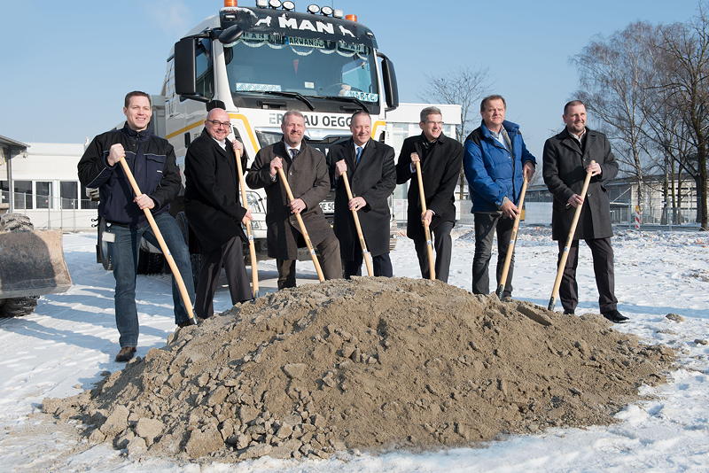 Spatenstich für das Bildungszentrum der KIEFEL GmbH
v.l.n.r. Stefan Stachelscheid (Facility Manager, Kiefel), Dr. Bernd Stein (COO, Kiefel), Josef Flatscher (Bürgermeister der Stadt Freilassing), Thomas J. Halletz (CEO, Kiefel), Peter Eisl (CFO, Kiefel), Roland Richter (Architekt), Helmut Strecha (Produktionsleiter, Kiefel)