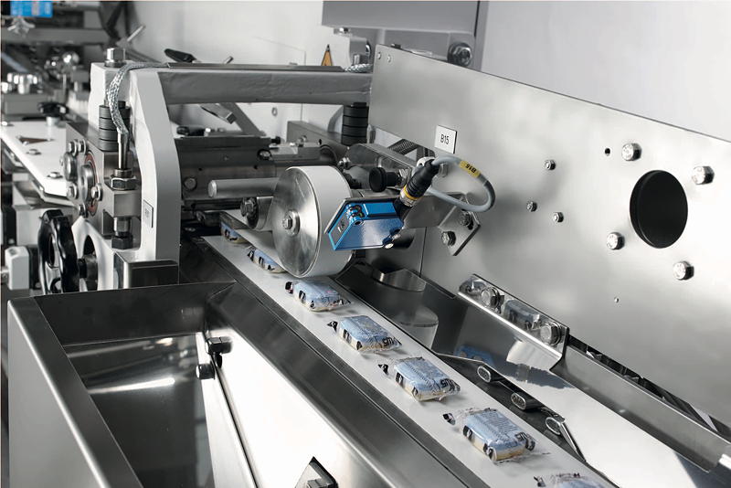 Die FPC5 mit einer Pulverzuführung von AZO und einer Presse von Romaco Kilian bilden zusammen eine leistungsfähige Gesamtlösung zum Komprimieren von Pulver oder Granulat zu Tabletten mit anschließendem Verpacken in Schlauchbeutel.