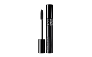Mascara durch drücken auf die Bürste laden – mit einem thermoplastischen Polymer gelingt diese Lösung.