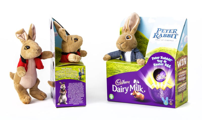 Soft Toy & Shell Egg Carton von Mayr-Melnhof Packaging UK für Mondelēz International. Faltschachtel aus einem Stück mit zwei Abteilungen für ein Milk-Schokoladeei und ein Peter Rabbit-Spielzeug. Die getrennten Abteilungen dienen der Lebensmittelsicherheit und schützen zugleich das zerbrechliche Ei vor Beschädigung. Das Spielzeug wird so präsentiert, dass es der Konsument berühren kann.