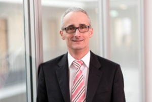 Bernd Mayer, Institutsleiter des Bereichs Klebtechnik und Oberflächen am Fraunhofer IFAM in Bremen.