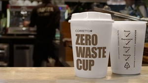 Allein im Vereinigten Königreich werden jährlich 2,5 Milliarden Pappbecher entsorgt, von denen kaum welche recycelt und rund eine halbe Million pro Tag achtlos weggeworfen werden. Die neue, nachhaltige Verpackungslösung Corretto™ nutzt Bockatechs EcoCore™-Technologie sowie die Borealis-Materialsorten BH381MO und Daploy™ WB140HMS.