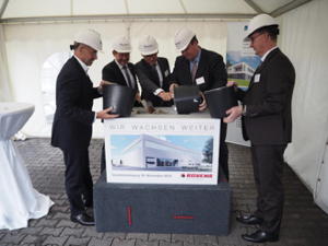 (V.l.:) Geschäftsführer Peter Baumgartner, Bürgermeister Stefan Bechthold, der Vorstandsvorsitzende von Haniel Stephan Gemkow, Bundesminister Helge Braun und Rovema Geschäftsführer Ralf Buch verlegen die Zeitkapsel.