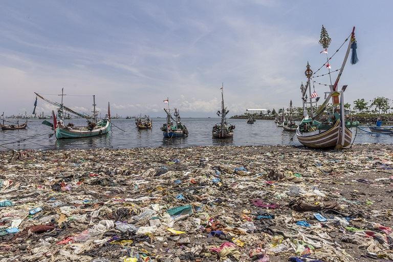 Fischerhafen in Muncar, Ost-Java, Indonesien.