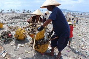 Project STOP Müllsammler in Muncar, Indonesien.