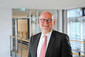 „Ich appelliere an alle Etikettendruckereien und -verwender, sich ebenfalls an Recyclinginitiativen wie beispielsweise Cycle4Green zu beteiligen. Es lohnt sich nicht nur fürs Klima, sondern es trägt auch dazu bei, den weiterhin bestehenden Kostenanstieg bei Rohstoffen zu dämpfen“, so Dr. Thomas Baumgärtner, HERMA Geschäftsführer und Leiter des Geschäftsbereichs Haftmaterial.