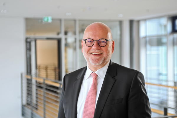 „Ich appelliere an alle Etikettendruckereien und -verwender, sich ebenfalls an Recyclinginitiativen wie beispielsweise Cycle4Green zu beteiligen. Es lohnt sich nicht nur fürs Klima, sondern es trägt auch dazu bei, den weiterhin bestehenden Kostenanstieg bei Rohstoffen zu dämpfen“, so Dr. Thomas Baumgärtner, HERMA Geschäftsführer und Leiter des Geschäftsbereichs Haftmaterial.
