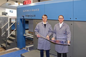 STI Group CEO Jakob Rinninger (links) und Werkleiter Michael Busold (rechts) sind mit der Leistung der neuen KBA Rapida 145 am Standort Lauterbach mehr als zufrieden.
