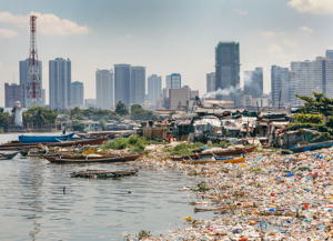 Plastik gegen Geld oder Sozialleistungen tauschen: Das ist der Kerngedanke von Plastic Bank. Dafür richtet das Social Start-up Sammelstationen für Kunststoffabfälle in Ländern mit einer hohen Armutsquote und einer unzureichend entwickelten Abfallwirtschaft ein. „Der gesammelte Kunststoff wird einfach zu wertvoll, um ihn wegzuwerfen. Auf diese Weise rücken wir den Wert des Plastiks stärker ins Bewusstsein“, sagt David Katz, Founder & CEO Plastic Bank.