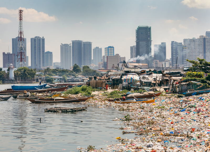 Plastik gegen Geld oder Sozialleistungen tauschen: Das ist der Kerngedanke von Plastic Bank. Dafür richtet das Social Start-up Sammelstationen für Kunststoffabfälle in Ländern mit einer hohen Armutsquote und einer unzureichend entwickelten Abfallwirtschaft ein. „Der gesammelte Kunststoff wird einfach zu wertvoll, um ihn wegzuwerfen. Auf diese Weise rücken wir den Wert des Plastiks stärker ins Bewusstsein“, sagt David Katz, Founder & CEO Plastic Bank.