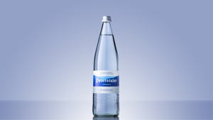 Peterstaler füllt sein Wasser seit 2018 in neue sogenannte 1-Liter-Pool-Flaschen der Genossenschaft Deutscher Mineralbrunnen (GDB) auf KHS-Technik ab.