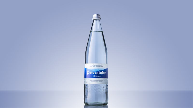 Peterstaler füllt sein Wasser seit 2018 in neue sogenannte 1-Liter-Pool-Flaschen der Genossenschaft Deutscher Mineralbrunnen (GDB) auf KHS-Technik ab.