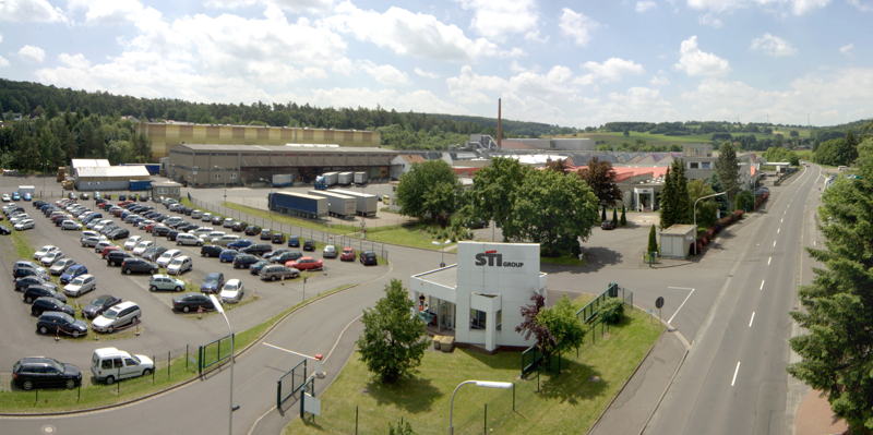 Die STI Group beschäftigt mehr als 2.000 Mitarbeiter an 8 Produktionsstandorten in Deutschland, Ungarn, Tschechien und Großbritannien.