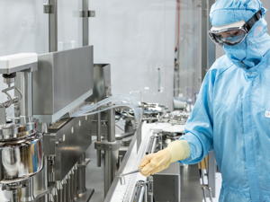 Die Füll- und Verschließmaschine ALF 5000 für Vials und Ampullen von Bosch Packaging Technology ist ein Demonstrationsobjekt für die hauseigene Industrie 4.0-Aktivitäten.
