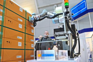 OMS International Packaging Solution zeigte auf der Logimat, wie sich das HERMA System in eine Paletten-Verpackungslinie integrieren lässt.