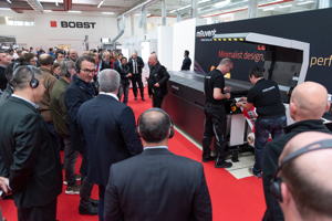 Die digitale Etikettendruckmaschine LB702-UV von Mouvent beeindruckte die Besucher bei Live-Demonstrationen mit einer Druckgeschwindigkeit von 100 m/min. Dabei wurden live in Echtzeit kundenspezifische Anpassungen vorgenommen.