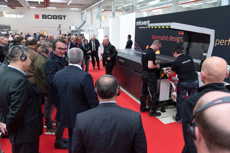 Die digitale Etikettendruckmaschine LB702-UV von Mouvent beeindruckte die Besucher bei Live-Demonstrationen mit einer Druckgeschwindigkeit von 100 m/min. Dabei wurden live in Echtzeit kundenspezifische Anpassungen vorgenommen.