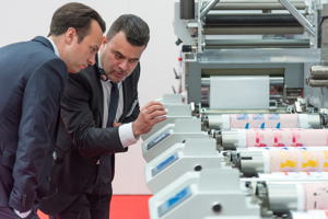 Genauer Blick auf die Druckwerke der M5 Druckmaschine, deren Ink-on-Demand-Betrieb mit nur 30 Gramm Druckfarbe im Druckwerk arbeitet, und die mit DigiColor „on-the-fly“ Auftragswechsel unter Berücksichtigung des Farbabstands Delta E ausführt.