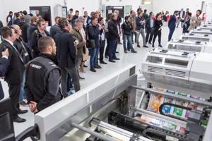 Die Packaging Connected-Lösung, die eine vollständige Rückverfolgbarkeit aller Verpackungen ermöglicht, wurde im neuen, 1.000 m² großen Competence Center von Bobst Firenze gemeinsam mit den Connected Services von BOBST auf der Druckmaschine M6 präsentiert.