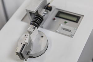 Trägt zur Optimierung der Produktionsprozesse bei: Stanzrillentester von Marbach.