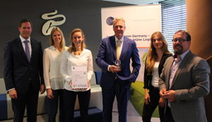 Tchibo erhält den Lean and Green 1st Star: (v.l.n.r.) Dr. Jens Köppen (CFO Tchibo), Sina-Maria Schoenlein (Tchibo Logistik), Sarah-Christin Prothmann (Tchibo Logistik), Thomas Linemayr (Vorsitzender der Geschäftsführung Tchibo), Joana Behrend (Junior Managerin Sustainability, GS1 Germany), Matthias Haubenreißer (Senior Manager ECR Prozesse & Supply Chain Management, GS1 Germany)