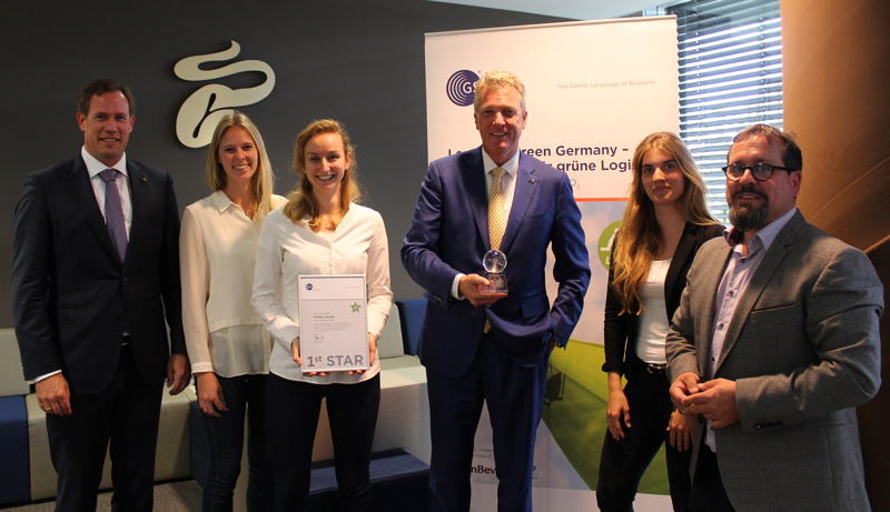 Tchibo erhält den Lean and Green 1st Star: (v.l.n.r.) Dr. Jens Köppen (CFO Tchibo), Sina-Maria Schoenlein (Tchibo Logistik), Sarah-Christin Prothmann (Tchibo Logistik), Thomas Linemayr (Vorsitzender der Geschäftsführung Tchibo), Joana Behrend (Junior Managerin Sustainability, GS1 Germany), Matthias Haubenreißer (Senior Manager ECR Prozesse & Supply Chain Management, GS1 Germany)