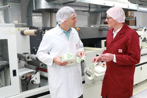 „Das neuartige Haftmaterial ist sehr gut bedruckbar, sowohl im Flexo-, als auch im Offset-, Sieb- und Digitaldruck“, bestätigt Volker Hurth, Branchenmanager Kosmetik bei schäfer-etiketten (rechts), im Gespräch mit Klaus Keller, Vertrieb HERMA.