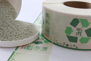 schäfer-etiketten und HERMA haben mit Unterstützung von POLIFILM das wahrscheinlich erste PE-Folienetikett der Welt entwickelt, das zu 100 Prozent aus Recyclat, das heißt komplett aus wiederaufbereitetem Polyethylen besteht.