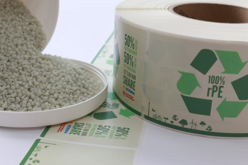 schäfer-etiketten und HERMA haben mit Unterstützung von POLIFILM das wahrscheinlich erste PE-Folienetikett der Welt entwickelt, das zu 100 Prozent aus Recyclat, das heißt komplett aus wiederaufbereitetem Polyethylen besteht.