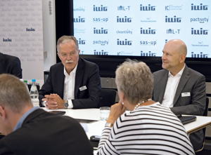 Die Geschäftsführer Karl Schäuble (rechts) und Dr. Heinrich Sielemann (links)erläuterten Pressevertretern die Strategien für die kommenden Monate.