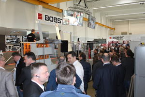 Die Live-Demonstrationen an den vier Maschinen der Master-Klasse von Bobst wurden mit einer Kamera aufgenommen und auf große Monitore übertragen, die mit einem Kran von Maschine zu Maschine gefahren wurden. So entgingen den Besuchern keine Details.