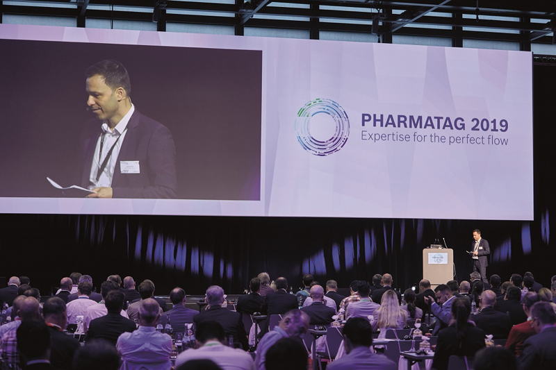 Um die 300 Besucher besuchten den Crailsheimer Pharmatag von Bosch Packaging Technology und wurden u.a. von Dr. Alexander Giehl begrüßt, der seit 1. April 20191. April 2019 neuer Standortleiter des Werks in Crailsheim ist.