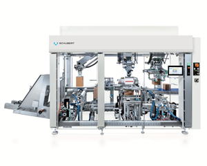 Wie die Kundenmaschine auf dem Messestand verpackt auch der kompakte Schubert lightline Cartonpacker Produkte aus verschiedenen Materialien effizient in Kartons.