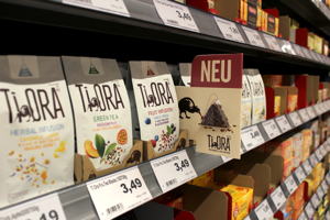 Ein Shelf-Stopper mit trapezförmigen Teemuster sorgt für Aufmerksamkeit.