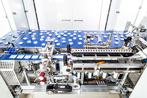 Schubert’s flying cross-sealing unit adapts to the variable speeds of the upstream pick & place robots and therefore ensures high sealing quality with constant sealing times.
