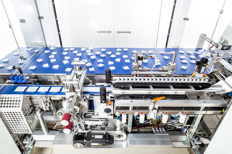 Schubert’s flying cross-sealing unit adapts to the variable speeds of the upstream pick & place robots and therefore ensures high sealing quality with constant sealing times.