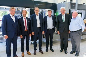 Von links an: Peter Gabriel (Kaufmännischer Geschäftsführer der Gerhard Schubert GmbH), Dr. Christoph Grimmer (Oberbürgermeister der Stadt Crailsheim), Marcel Kiessling (Geschäftsführer – Verkauf / Service), Ralf Schubert (Geschäftsführender Gesellschafter), Winfried Kretschmann und Gerhard Schubert.