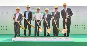 Von links nach rechts: Nigel Mattravers, Repräsentant New Life Plastics Ltd., Dr. Axel Schweitzer, Vorstandsvorsitzender ALBA Group, Wong Kam-sing, Umweltminister der Sonderverwaltungszone Hongkong, Ben Ng, Vorsitzender der Baguio Green Group, Patrick Healy, Geschäftsführer von Swire Coca-Cola Limited, und Matthew Lobner, Head of International, Asia Pacific and Head of Strategy and Planning, Asia Pacific, HSBC.