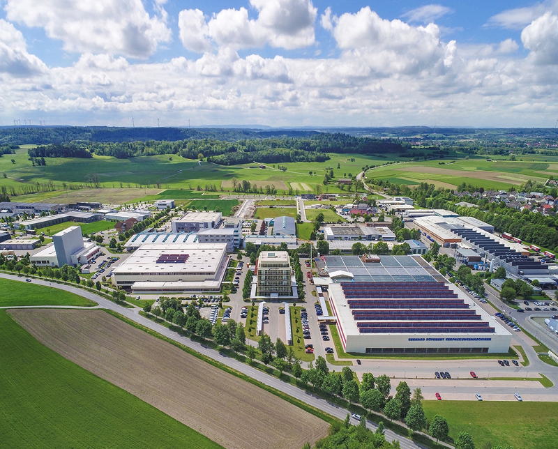 Das Schubert Firmengelände wird um eine große Montagehalle sowie ein vierstöckiges Verwaltungsgebäude in Richtung Norden erweitert, so dass Platz für 300 neue Mitarbeiter entsteht.