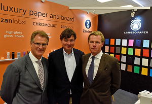 Am Gemeinschaftsstand von Zanders Paper und Lessebo Paper auf der Messe "Luxury Packaging 2019" in London (v. l.): John Tucker (Sales Director Zanders Paper), Lars Forsberg (Lessebo Paper) und Tom Olander (CEO JOOL Invest) präsentieren die neue Kooperation der beiden Papierfabriken.