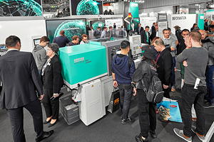 Der hydraulische Allrounder 270 S compact ist die erste Spritzgießmaschine, die der Kunde selbst konfigurieren und über die App „Configuration“ im Portal „arburgXworld“ online bestellen kann.
