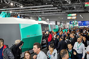Auf der K 2019 feierte der Allrounder 1020 H in Packaging-Ausführung mit 6.000 kN Schließkraft Premiere. Als Praxisbeispiel für Circular Economy wurde neues PP-Material zusammen mit 30 Prozent sortenreinem PP-Rezyklat zu dünnwandigen Bechern verarbeitet.