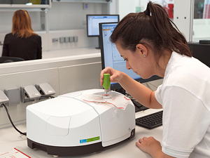In dem voll ausgerüsteten Laboratorium können unmittelbar vor Ort alle chemischen Aspekte der hergestellten Materialien wie Viskosität, Dichte oder Feuchte verifiziert werden, womit sich die Produktionsparameter auf Basis von Echtzeitdaten anpassen lassen.