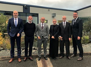 Neue Partner, v.l.: Martin Wedel (CFO Schumacher Packaging Gruppe), Mark Amyes (Sales Manager Jaffabox),Björn Schumacher (CEO Schumacher Packaging Gruppe), Annette Amyes (General Manager Jaffabox), Frank Amyes (CEO Jaffabox), Jochen Drösel (Sales Manager Schumacher Packaging Gruppe).